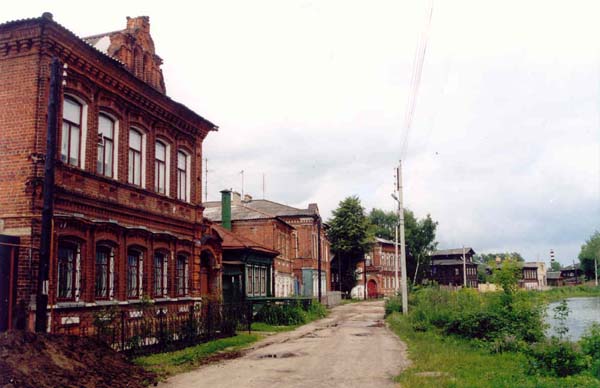 Улица Брагина (бывшая Болотная). Полукругом огибает Кабацкое озеро; фасады домов обращены к водному пространству