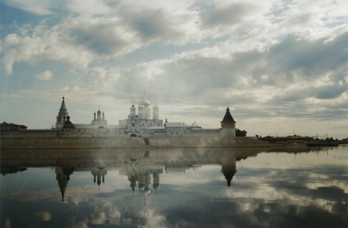 Знаменитый Макарьевский монастырь, у стен которого в течение более чем 200 лет проводилась крупнейшая в России ежегодная ярмарка, расположен на левом берегу Волги напротив Лыскова