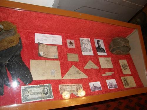 Личные вещи Г.А.Федирко и  И.А.Рылова,  найденные при подъеме самолета (Пустошкинский краеведческий музей)