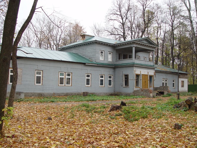 Главный усадебный дом. Фото И.С.Агафоновой, октябрь 2005 г.