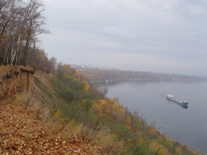 Вид на Волгу с территории парка. Фото И.С.Агафоновой, октябрь 2005 г.