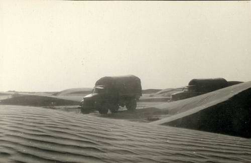 Разведочная группа Хорезмской экспедиции в песчаной пустыне Каракумы.