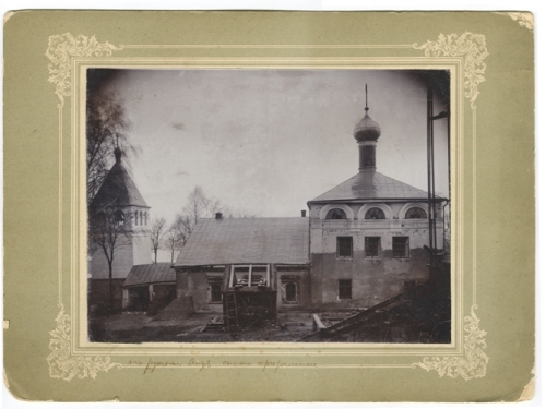 Успенская церковь Амвросиева Дудина монастыря в процессе ремонтно-реставрационных работ, 1911 г. Фото из личного архива С.Л. Агафонова.