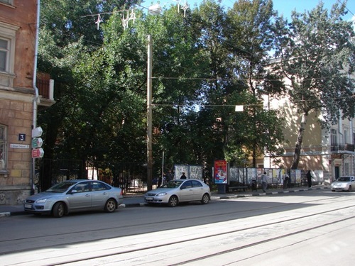 Местоположение участка под строительство на ул. Б. Печерской, между домами № 1 и № 3. Вид с востока.