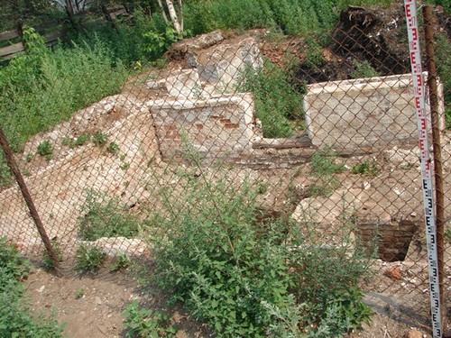 Фундаменты и подвалы снесенного дома на участке обследования. Вид с запада.
