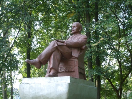 Памятник В.И. Ленину. Нижегородская область, г. Бор. Парк культуры. Фото Т.В. Гусевой, август 2005 г.