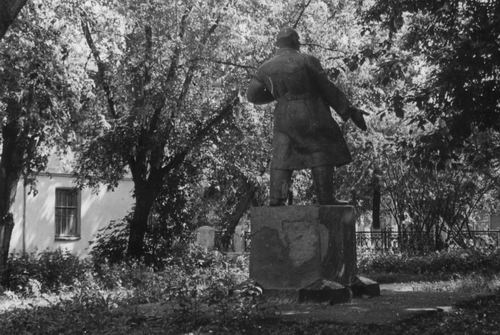 Памятник В.И. Ленину. Нижегородская область, г. Бор, улица Ванеева. Фото С.А. Чадова, 1993 г.