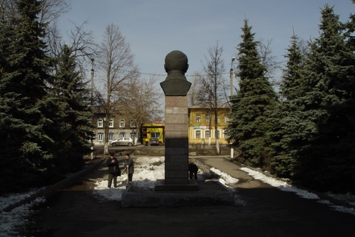 Памятник В.И. Ленину. Нижегородская область, город Богородск. Перед зданием районной администрации. Апрель 2010 г.