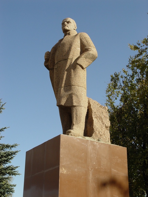 Памятник В.И. Ленину. Нижегородская область, г. Семенов. Площадь Ленина. Фото И.С. Агафоновой, сентябрь 2008 г.  