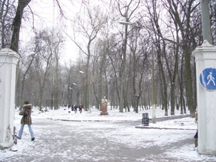 Петропавловское кладбище в Нижнем Новгороде. Вид на парк от входа с улицы Горького.  