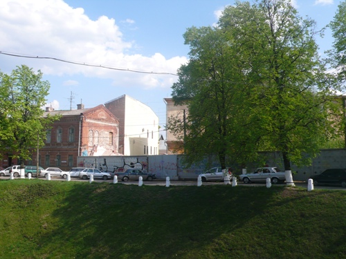 Вид на территорию бывшего Никольского кладбища с улицы Пожарского. Фото А.И. Давыдова, май 2009 г.  