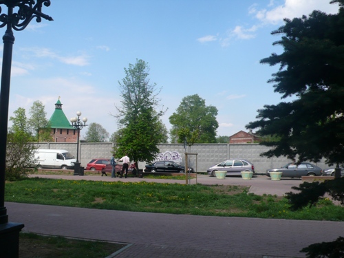 Вид на территорию бывшего Никольского кладбища с Театральной площади. Фото А.И. Давыдова, май 2009 г.  