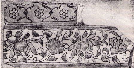 Изразец с позолотой – часть архитектурного декора, украшавшего центральный зал дома-дворца на Селитренном городище. XIV в.