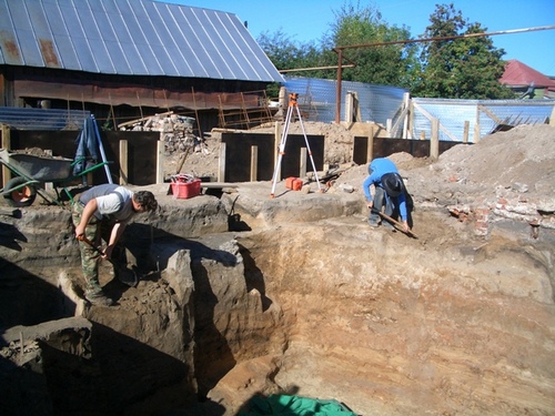 Разбираем остатки ям, канавок и конструкций вдоль западного и северного бортов раскопа.