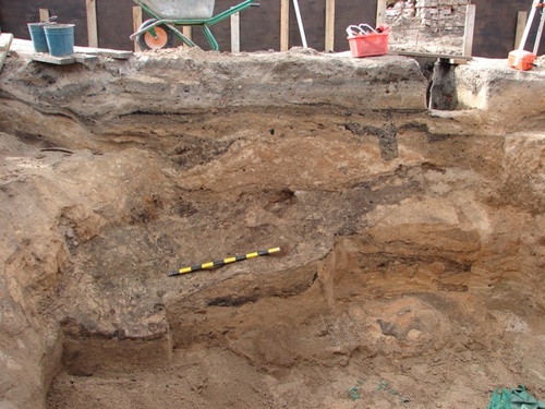 Под разобранными ямами снова и снова обнаруживаются остатки разновременных конструкций.
