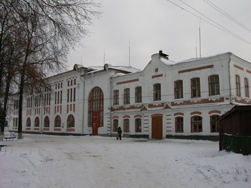  Здание мужской гимназии. Корпуса 1895 г. и 1916 г. (ул. Свердлова, 17). Общий вид. Фото 2007 г.