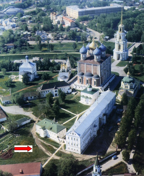 Северо-восточная часть кремля Переяславля Рязанского. Стрелкой указано место раскопа.