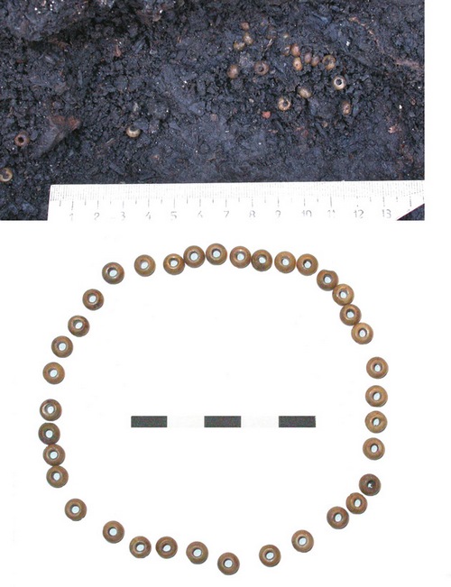 Ожерелье из сооружения № 2: верхний снимок – момент находки, нижний снимок – ожерелье после расчистки.