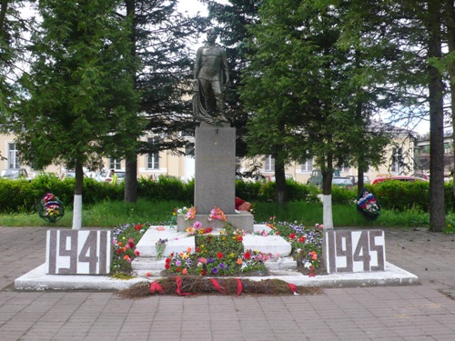 Ленинградская область, п. Вырица, Привокзальная площадь. Мемориальный комплекс  погибшим воинам.