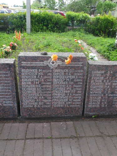 Ленинградская область, п. Вырица, Привокзальная площадь. Мемориальный комплекс  погибшим воинам.