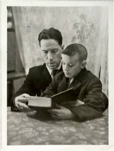 Григорий Григорьевич Пушкин, правнук А.С. Пушкина, с внуком Сашей (1962 г.)