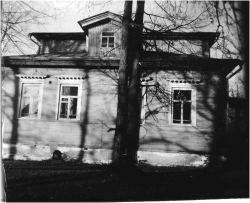 Дом Пушкиных и изгородь вокруг заповедника в с. Большое Болдино. 15 ноября 1958 года