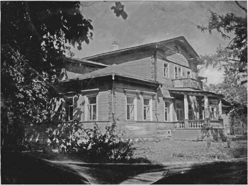 Главный дом Пушкинской усадьбы, 1-я половина XIX века. Общий вид с юго-запада. Фото В. Пегова. Май 1959 года