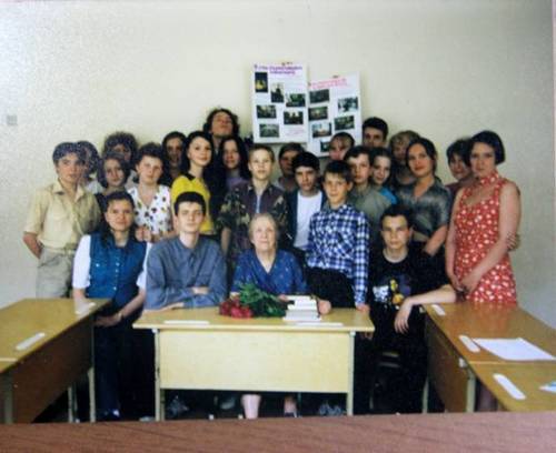 Н.И. Куприянова с учащимися гимназии № 25 им.А.С. Пушкина (1998 г.)
