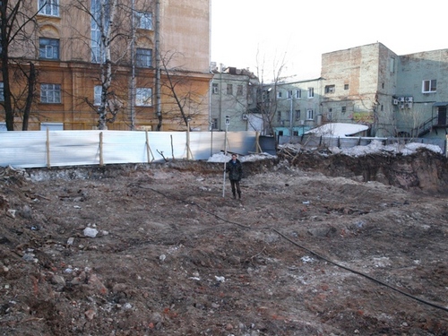 Слой техногенного грунта на площадке строительства гостиницы на Театральной площади.