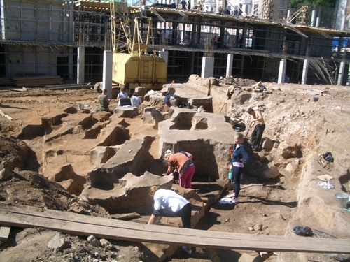 Третий участок раскопа на Театральной площади после разборки погребений.