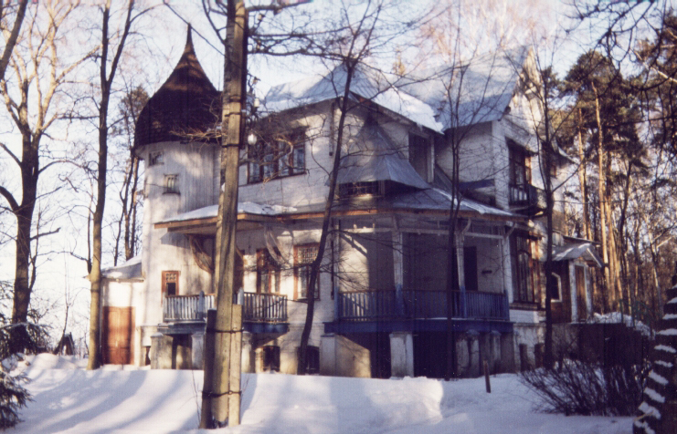 Зименки. Один из дачных корпусов усадьбы до пожара. Фото С.В. Зеленовой, 2000 г.
