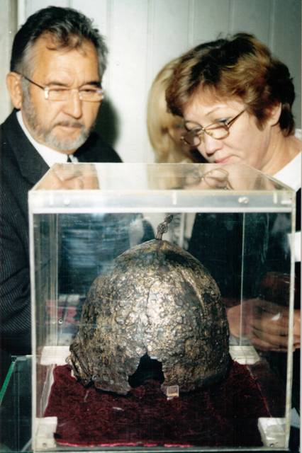Казанские археологи у витрины с Городецким шлемом