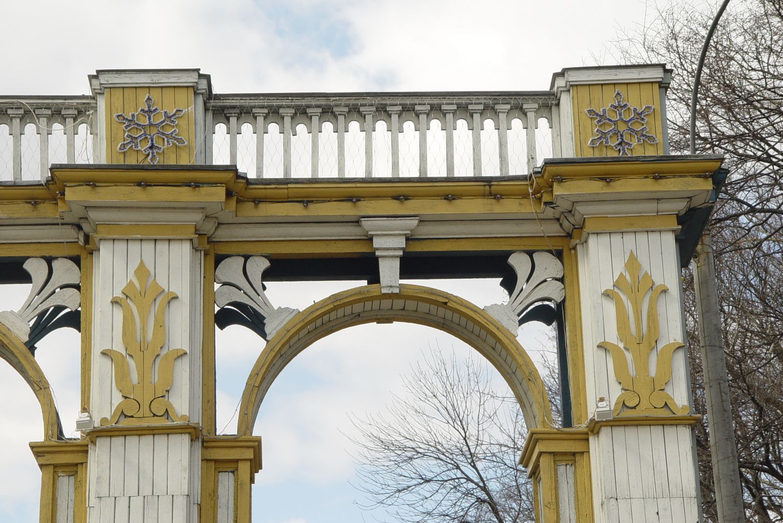 Главные ворота Автозаводского парка культуры и отдыха. Фрагмент