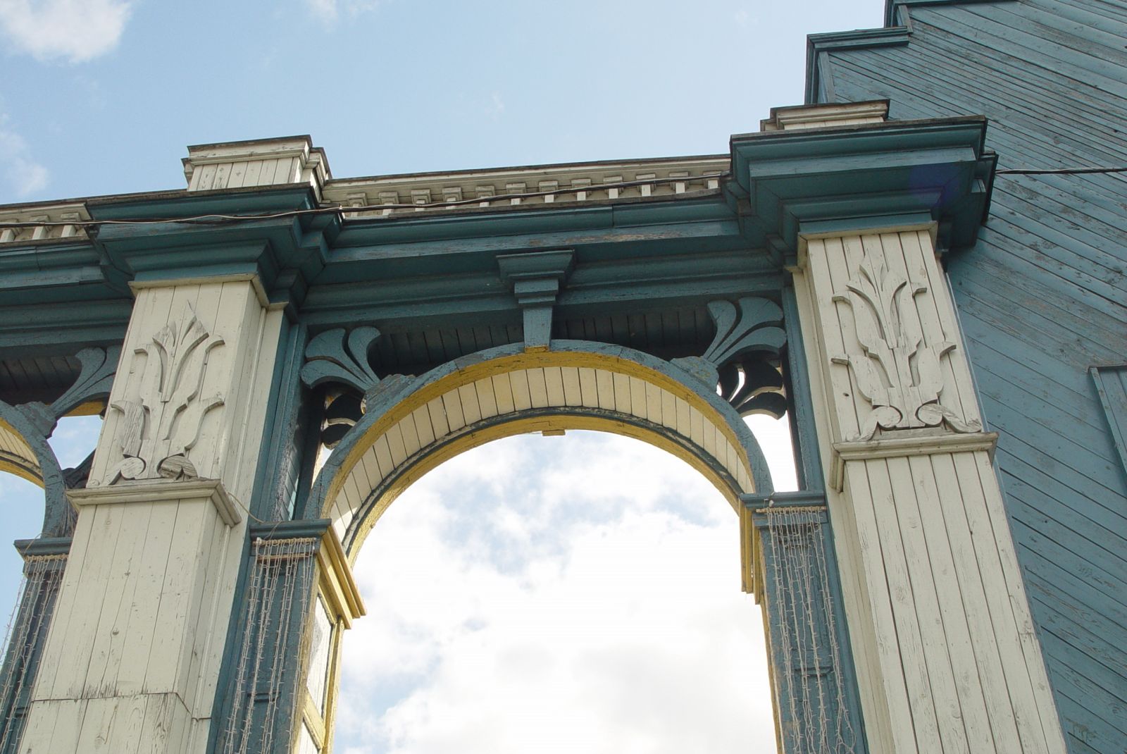 Главные ворота Автозаводского парка культуры и отдыха. Фрагмент