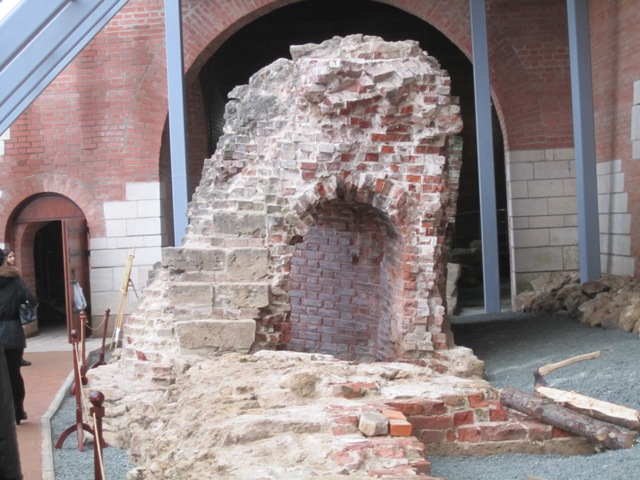 Подлинные остатки Зачатьевской башни Нижегородского Кремля - теперь музейный объект.