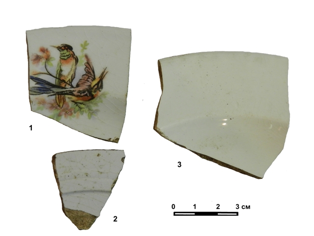 1 – фрагмент фарфоровой тарелки, 2-3 – фрагменты фаянсовых тарелок из слоя бурой супеси