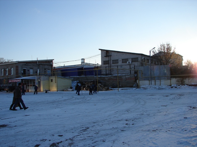 Расположение площадки под котлован строительства пристроя к хозяйственному магазину. Вид с севера