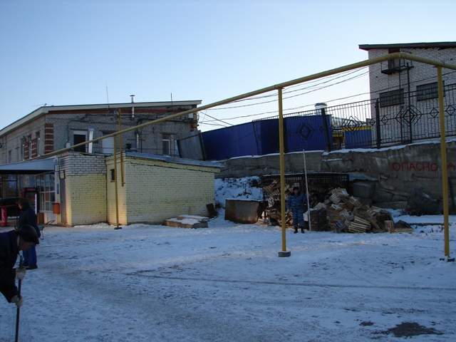 Нижний (восточный) участок площадки под котлован строительства пристроя к хозяйственному магазину. Вид с севера