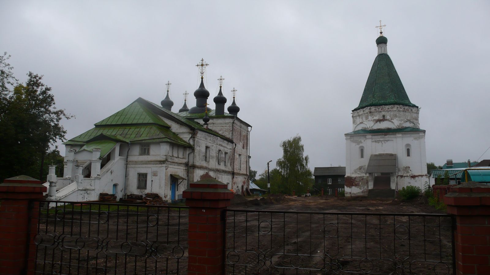 Общий вид на Покровскую и Никольскую церкви бывшего Покровского монастыря в Балахне. Фото А.И. Давыдова. Сентябрь 2011 г.
