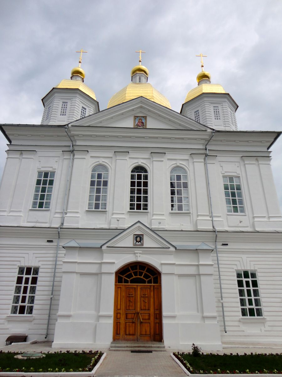 Владимирский собор Оранского монастыря. Главный фасад