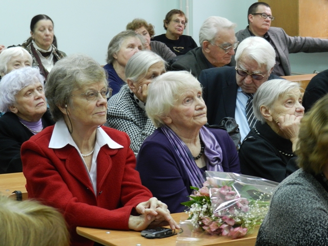 Среди участников заседания кафедры Е.А.Рыбина, (слева), М.Д. Полубояринова ( в центре), И.В.Яценко (справа).