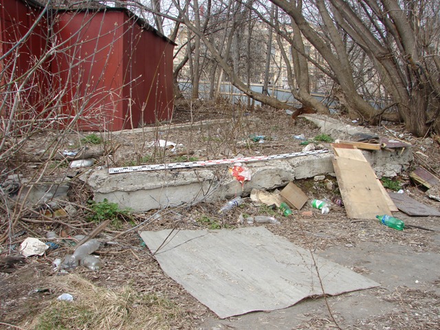 Остатки фундамента гаража в южной части площадки обследования. Вид с востока