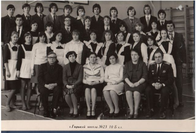 Выпускная фотография обычного класса обычной средней школы (1979 год). Среди сидящих внизу учителей крайний слева – Петр Николаевич Букаров