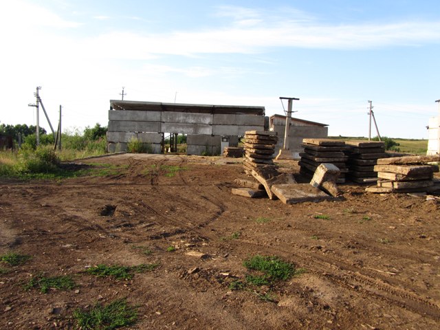 Недостроенный цех и фундаменты реконструированного здания перед ним. Вид с юга.