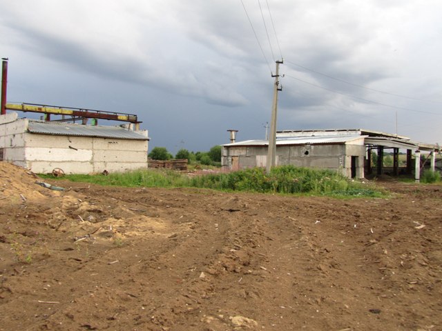 Строения лесоцеха, недостроенного здания (справа), отвалы отходов производства. Вид с северо-востока.