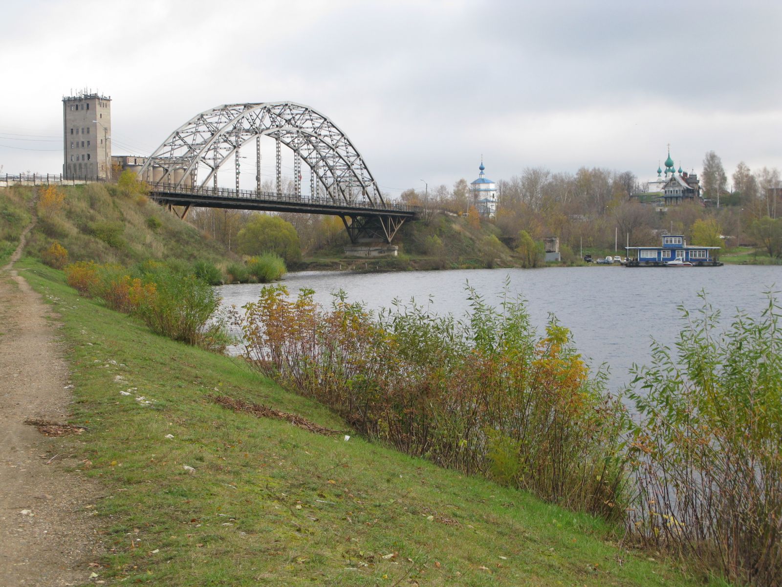 Никольский мост, элеватор и церкви Заречья, вид с дамбы реки Кинешемки