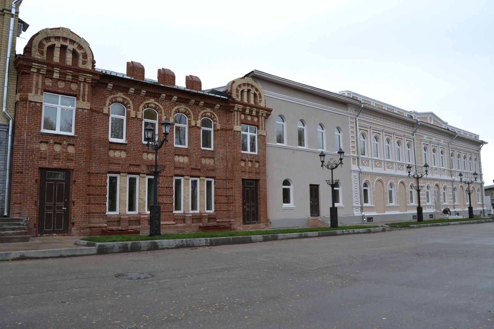 Общий вид на фронт исторической застройки Базарной (Соборной) площади