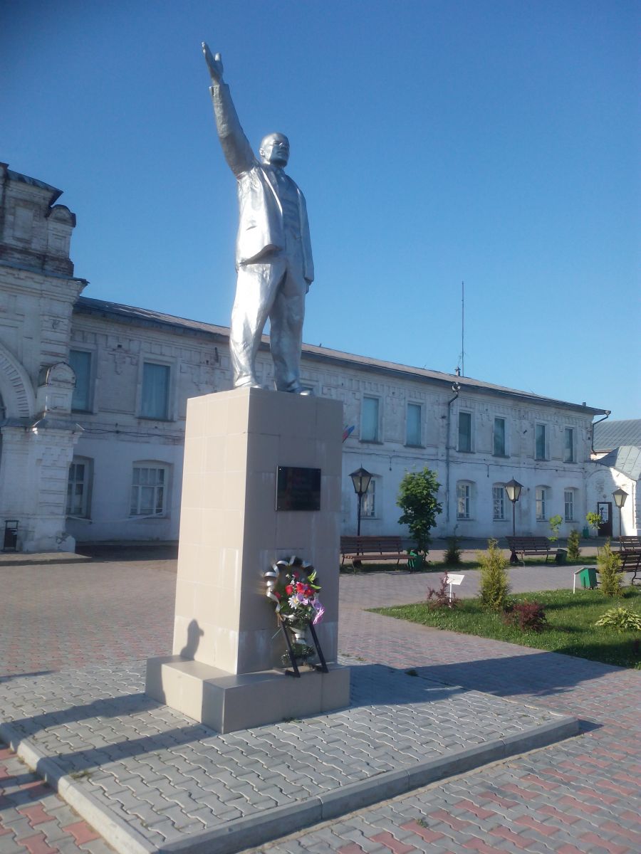 Памятник В.И. Ленину. Костромская область, п. Судиславль