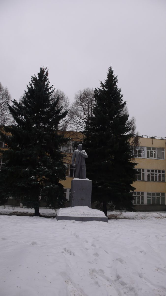 Нижний Новгород. Сормовское шоссе. Памятник В.И. Ленину перед зданием машиностроительного завода