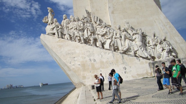 Памятник Первооткрывателям на берегу Тежу